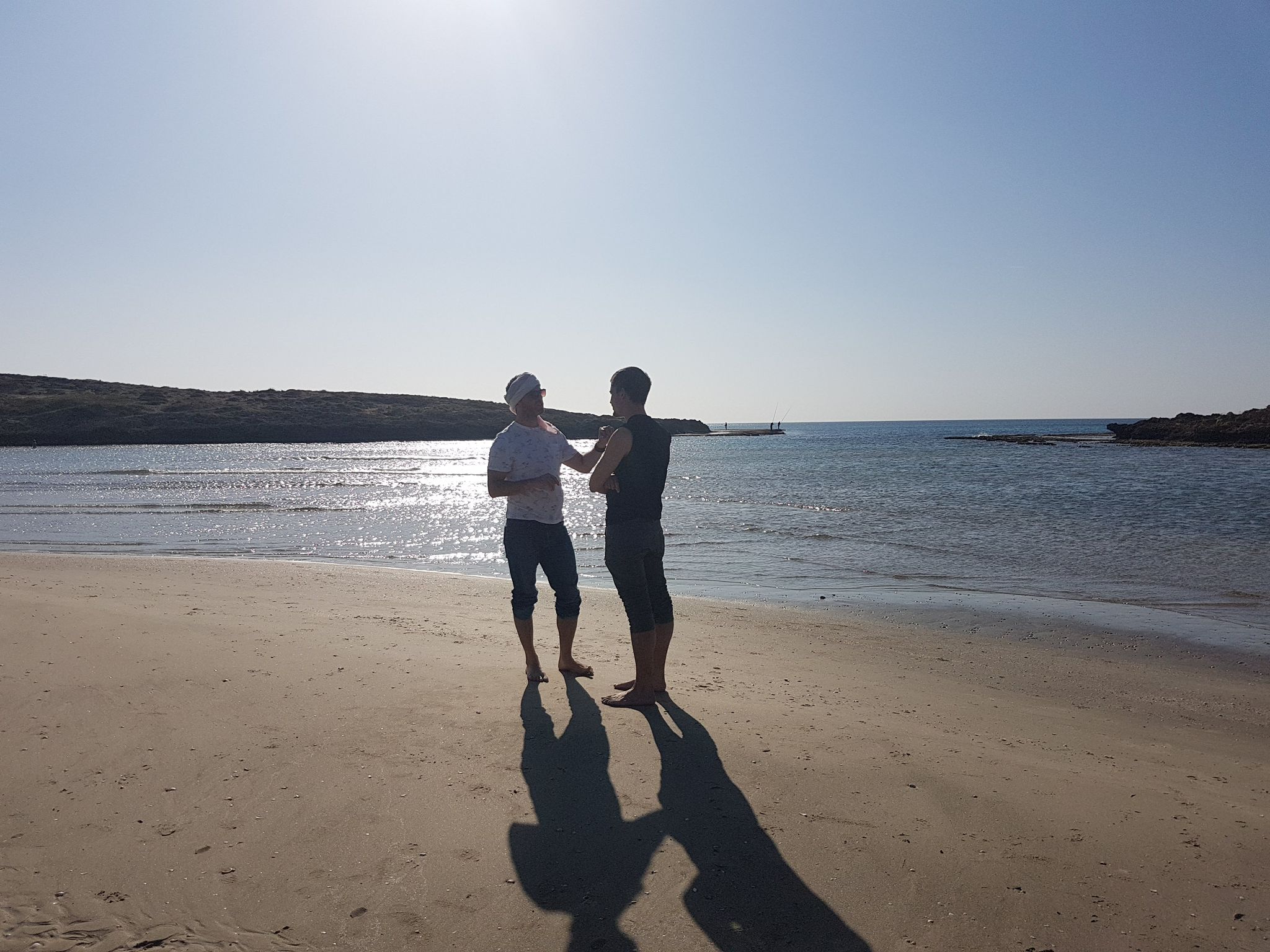 שני אנשים על החוף בשקיעה