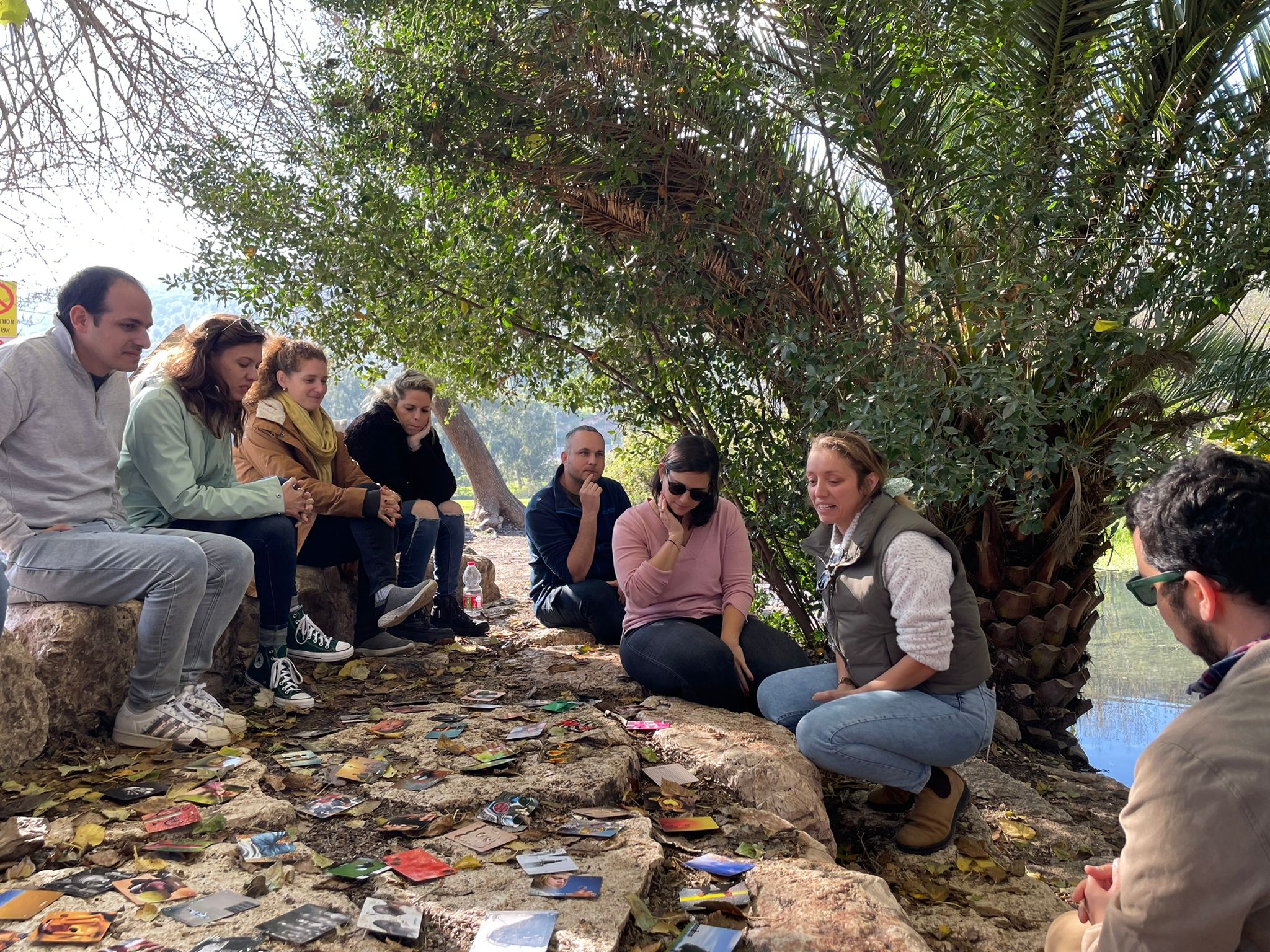 קבוצה יושבת במעגל עם כרטיסים