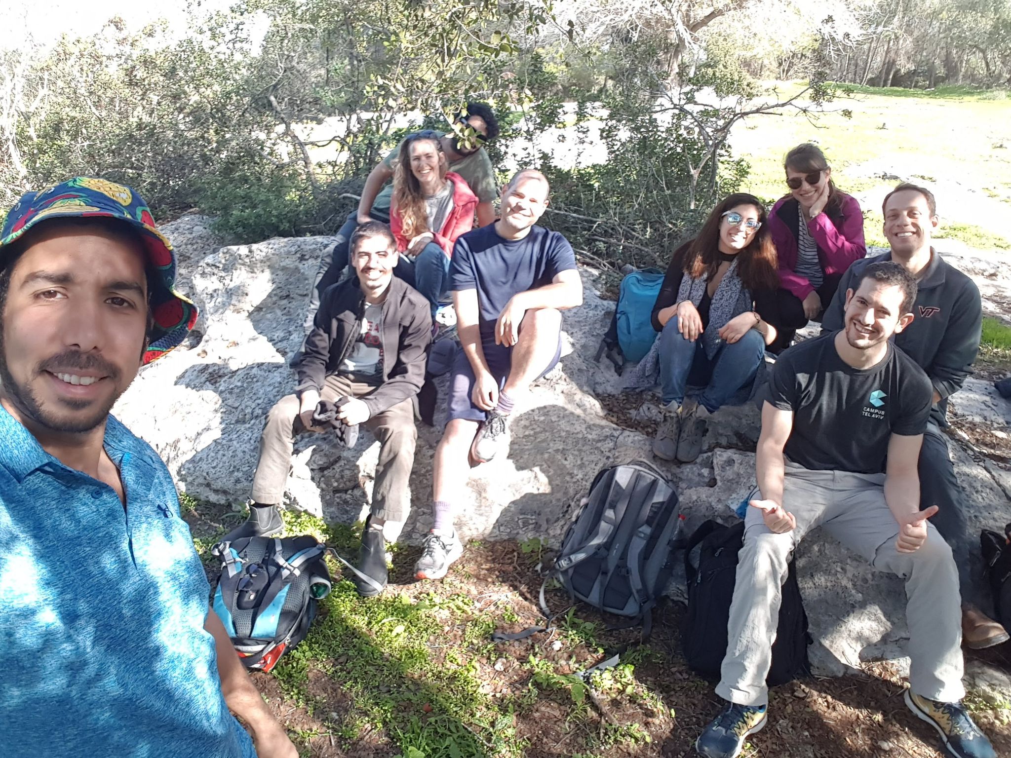 סלפי קבוצתי על הסלעים