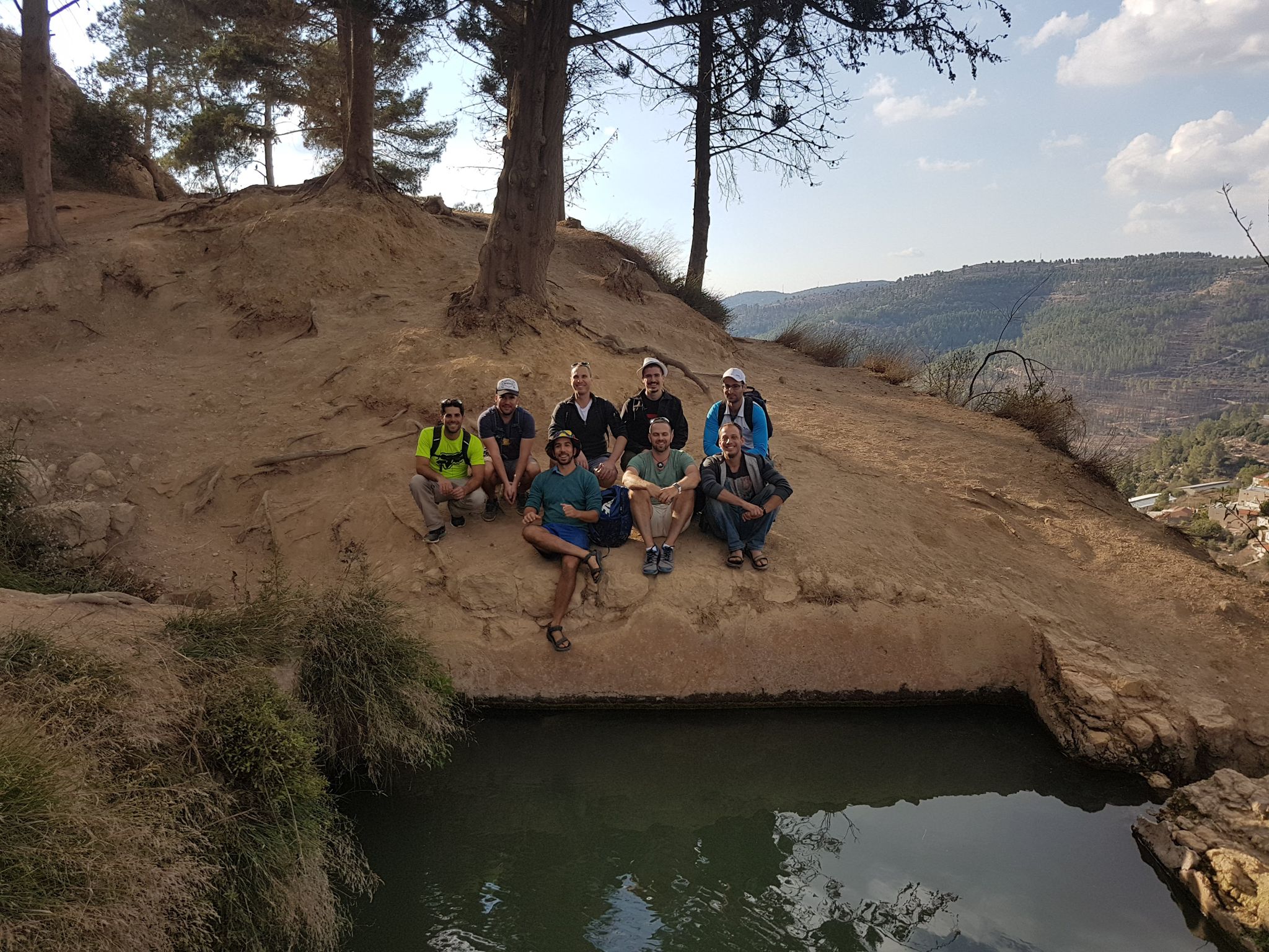 קבוצה ליד בריכה טבעית